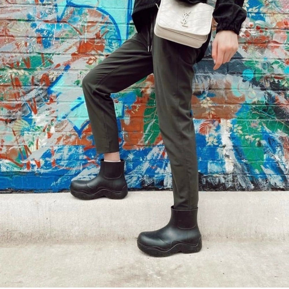 Lululemon On The Fly Straight Pant in Dark Olive Green